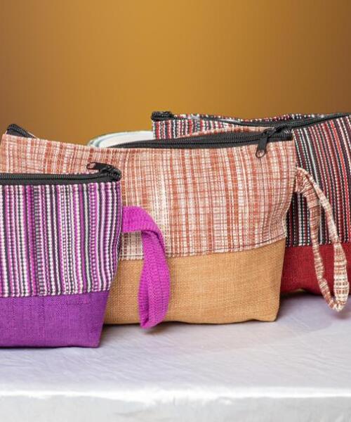 Trousse de maquillage en rafia et pagne tisse
